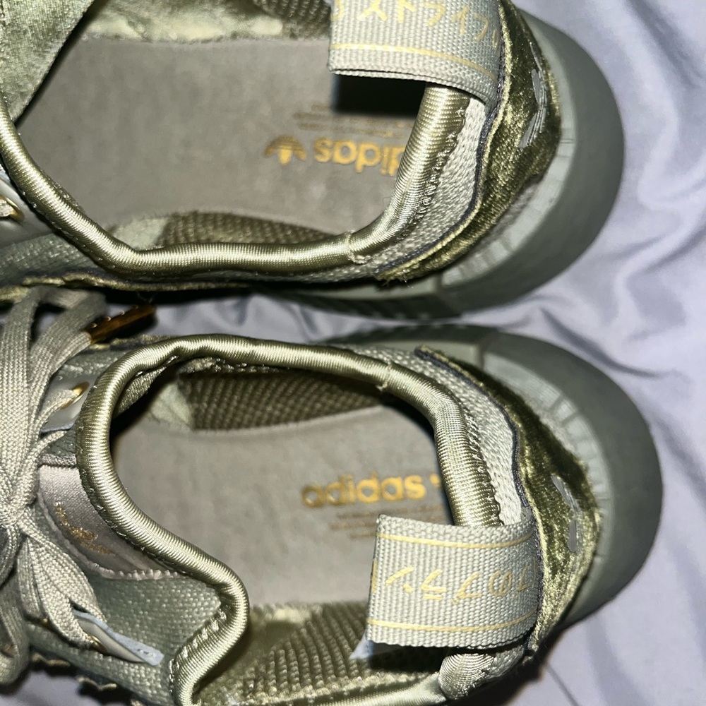 Adidas green size 7 1/2 women worn once very comfy - Picture 5 of 6